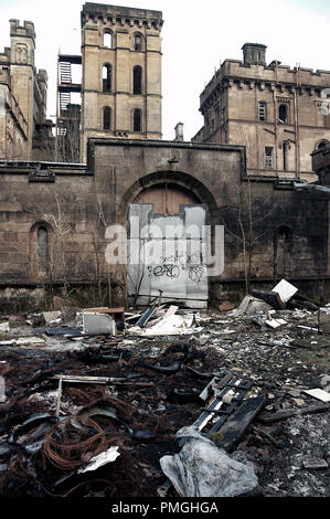 EAST DUNBARTONSHIRE, Scozia - 12 febbraio 2011: Lennox castello circondato dall'immondizia. Il castello era vecchio di maternità e di ospedale psichiatrico. Foto Stock