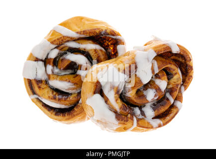 Vista aerea di due calde appena sfornate rotoli alla cannella isolato su uno sfondo bianco. Foto Stock