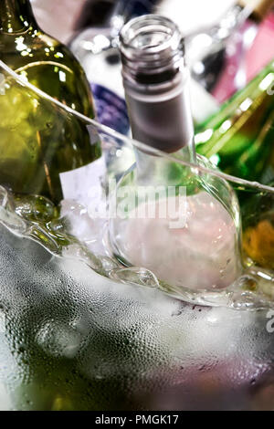 Degustazione di vini diversi in una azienda vinicola francese Foto Stock