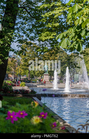 Statua di Henrik Wergeland in Eidsvolls plass o Eidsvoll square, Oslo, Norvegia Foto Stock