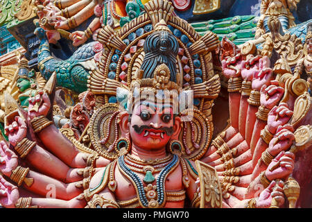 Tempio di Madurai MADURAI TAMIL NADU INDIA DEMON DIO CON PIÙ MANI E BRACCIA Foto Stock