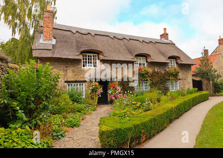 Cottage con il tetto di paglia da Beck in Thornton-le-Dale North Yorkshire Foto Stock