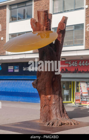 La scultura di un morto 400-anno-vecchio albero al costo di decine di migliaia di persone è progettato per infondere nuova vita nella Kirkby centro città. Foto Stock