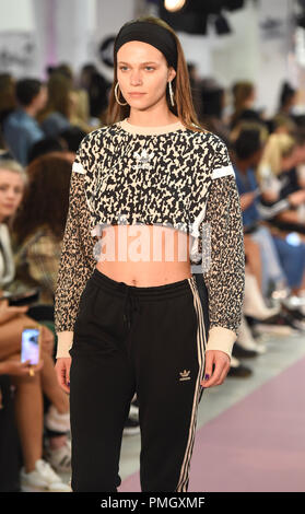 Foto deve essere accreditato ©Alpha premere 079965 17/09/2018 Modello presso la Hailey Baldwin presenta Falcon, celebrando street style con Adidas e JD Fashion Show durante la settimana londinese della moda Primavera Estate 2019 tenutasi presso la Casa di Victoria a Londra. Foto Stock