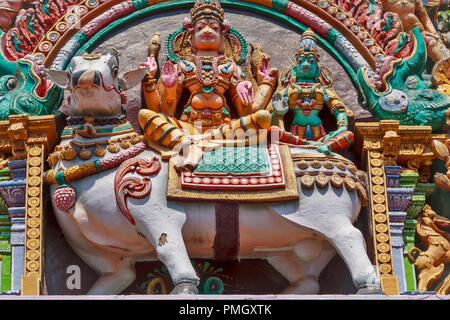 Tempio di Madurai MADURAI TAMIL NADU INDIA NANDI il toro con due divinità seduto Foto Stock