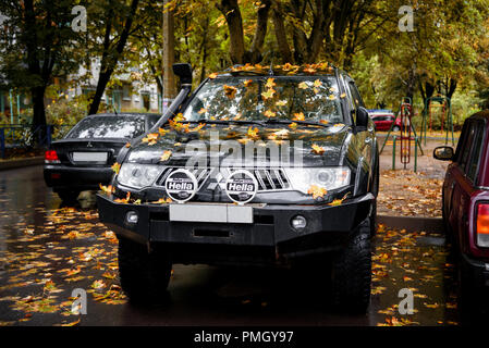 Parcheggiato Mitsubishi Pajero Sport in foglie di acero. Mosca, Russia. Settembre 16, 2018 Foto Stock