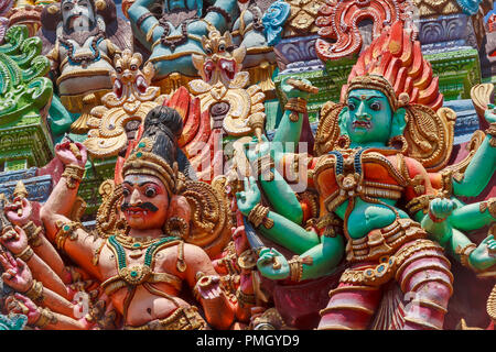 Tempio di Madurai MADURAI TAMIL NADU INDIA DUE GRANDI DEMON DÈI CON PIÙ MANI E BRACCIA Foto Stock