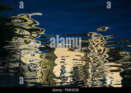 Abstract riflessioni sull'acqua Foto Stock