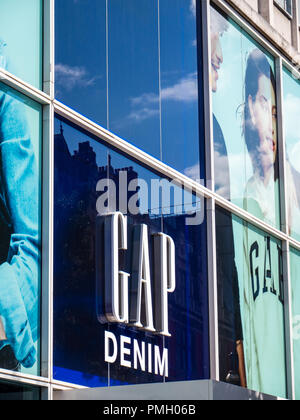 Gap Store, Oxford Street, Londra, Inghilterra, Regno Unito, GB. Foto Stock