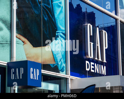 Gap Store, Oxford Street, Londra, Inghilterra, Regno Unito, GB. Foto Stock