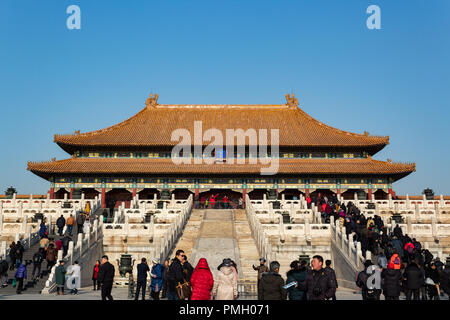 Pechino, Cina - Dic 23, 2017: i turisti a piedi nella città proibita di Pechino di giorno Foto Stock