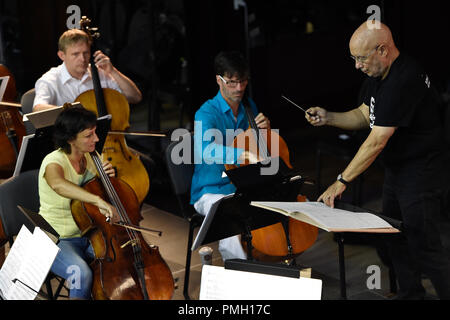 Brno, Repubblica Ceca. Xviii Sep, 2018. American Dennis Russel Davies, nuovo direttore principale dell'Orchestra Filarmonica di Brno, conduce philharmonic durante una prova per la serata di inaugurazione in concerto a Stadion Hall (Babilonia centro culturale) a Brno, in Repubblica ceca, 18 settembre 2018. Credito: Vaclav Salek/CTK foto/Alamy Live News Foto Stock