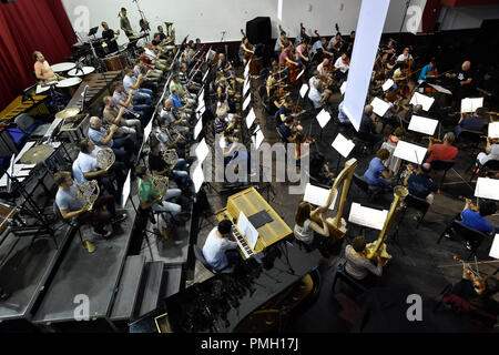 Brno, Repubblica Ceca. Xviii Sep, 2018. American Dennis Russel Davies, destra, nuovo direttore principale dell'Orchestra Filarmonica di Brno, conduce philharmonic durante una prova per la serata di inaugurazione in concerto a Stadion Hall (Babilonia centro culturale) a Brno, in Repubblica ceca, 18 settembre 2018. Credito: Vaclav Salek/CTK foto/Alamy Live News Foto Stock