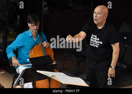 Brno, Repubblica Ceca. Xviii Sep, 2018. American Dennis Russel Davies, nuovo direttore principale dell'Orchestra Filarmonica di Brno, conduce philharmonic durante una prova per la serata di inaugurazione in concerto a Stadion Hall (Babilonia centro culturale) a Brno, in Repubblica ceca, 18 settembre 2018. Credito: Vaclav Salek/CTK foto/Alamy Live News Foto Stock