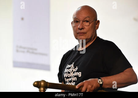 Brno, Repubblica Ceca. Xviii Sep, 2018. American Dennis Russel Davies, nuovo direttore principale dell'Orchestra Filarmonica di Brno, conduce philharmonic durante una prova per la serata di inaugurazione in concerto a Stadion Hall (Babilonia centro culturale) a Brno, in Repubblica ceca, 18 settembre 2018. Credito: Vaclav Salek/CTK foto/Alamy Live News Foto Stock