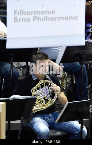 Brno, Repubblica Ceca. Xviii Sep, 2018. American Dennis Russel Davies, non sulla foto, nuovo direttore principale dell'Orchestra Filarmonica di Brno, conduce philharmonic durante una prova per la serata di inaugurazione in concerto a Stadion Hall (Babilonia centro culturale) a Brno, in Repubblica ceca, 18 settembre 2018. Credito: Vaclav Salek/CTK foto/Alamy Live News Foto Stock