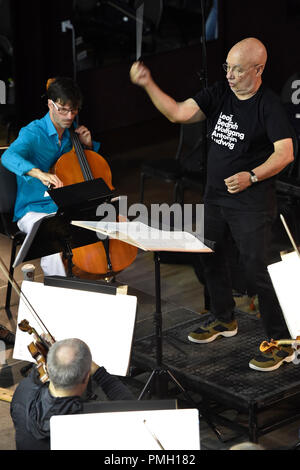 Brno, Repubblica Ceca. Xviii Sep, 2018. American Dennis Russel Davies, nuovo direttore principale dell'Orchestra Filarmonica di Brno, conduce philharmonic durante una prova per la serata di inaugurazione in concerto a Stadion Hall (Babilonia centro culturale) a Brno, in Repubblica ceca, 18 settembre 2018. Credito: Vaclav Salek/CTK foto/Alamy Live News Foto Stock