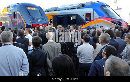 Berlino, Germania. 18 settembre 2018, Berlin: All'inizio della ferrovia Innotrans fiera, la gente a piedi attraverso la zona espositiva tra il sale sotto la torre della radio. Foto: Wolfgang Kumm/dpa Credito: dpa picture alliance/Alamy Live News Foto Stock