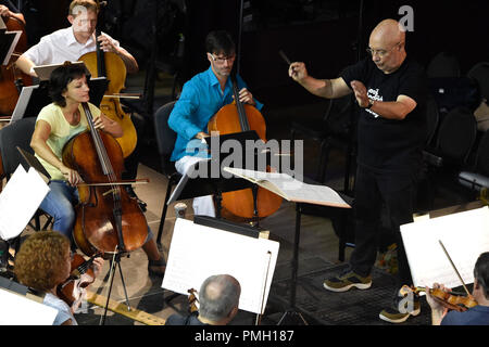 Brno, Repubblica Ceca. Xviii Sep, 2018. American Dennis Russel Davies, nuovo direttore principale dell'Orchestra Filarmonica di Brno, conduce philharmonic durante una prova per la serata di inaugurazione in concerto a Stadion Hall (Babilonia centro culturale) a Brno, in Repubblica ceca, 18 settembre 2018. Credito: Vaclav Salek/CTK foto/Alamy Live News Foto Stock