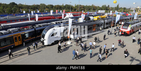 Berlino, Germania. 18 settembre 2018, Berlin: All'inizio della ferrovia Innotrans fiera, la gente a piedi attraverso la zona espositiva tra il sale sotto la torre della radio. Foto: Wolfgang Kumm/dpa Credito: dpa picture alliance/Alamy Live News Foto Stock