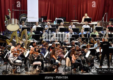 Brno, Repubblica Ceca. Xviii Sep, 2018. American Dennis Russel Davies, destra, nuovo direttore principale dell'Orchestra Filarmonica di Brno, conduce philharmonic durante una prova per la serata di inaugurazione in concerto a Stadion Hall (Babilonia centro culturale) a Brno, in Repubblica ceca, 18 settembre 2018. Credito: Vaclav Salek/CTK foto/Alamy Live News Foto Stock