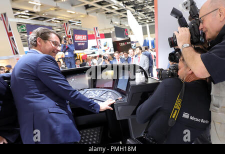 Berlino, Germania. 18 settembre 2018, Berlin: Andreas Scheuer (CSU), Ministro federale dei trasporti, apre la ferrovia Innotrans fiera commerciale sulla fiera sotto la torre della radio con un tour. Foto: Wolfgang Kumm/dpa Credito: dpa picture alliance/Alamy Live News Foto Stock