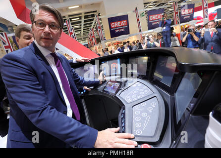 Berlino, Germania. 18 settembre 2018, Berlin: Andreas Scheuer (CSU), Ministro federale dei trasporti, apre la ferrovia Innotrans fiera commerciale con un tour del centro esposizioni sotto la torre della radio e si erge nella cabina del conducente di un moderno locomotore elettrico. Foto: Wolfgang Kumm/dpa Credito: dpa picture alliance/Alamy Live News Foto Stock