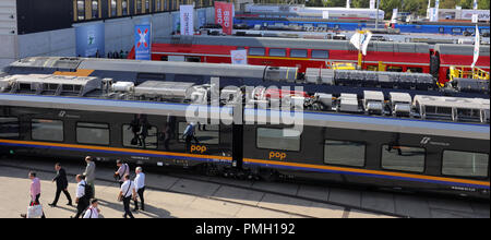 Berlino, Germania. 18 settembre 2018, Berlin: All'inizio della ferrovia Innotrans fiera, la gente a piedi attraverso la zona espositiva tra il sale sotto la torre della radio. Foto: Wolfgang Kumm/dpa Credito: dpa picture alliance/Alamy Live News Foto Stock