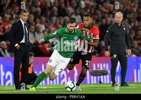 Davy ben di Brighton & Hove Albion e Ryan Bertrand di Southampton - Southampton v Brighton & Hove Albion, Premier League, St Mary's Stadium, Southampton - XVII SETTEMBRE 2018 rigorosamente solo uso editoriale - DataCo regole si applicano - l'uso di questa immagine in un contesto commerciale è severamente vietata salvo espressa autorizzazione è stato dato dal club(i) interessato(i). Esempi di uso commerciale includono, ma non sono limitati a, utilizzare in scommesse e giochi, il marketing e la pubblicità dei prodotti. Nessun uso non autorizzato di audio, video, dati, calendari, club e o campionato loghi o servizi inclusi Foto Stock