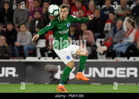 Solly marzo di Brighton & Hove Albion - Southampton v Brighton & Hove Albion, Premier League, St Mary's Stadium, Southampton - XVII SETTEMBRE 2018 rigorosamente solo uso editoriale - DataCo regole si applicano - l'uso di questa immagine in un contesto commerciale è severamente vietata salvo espressa autorizzazione è stato dato dal club(i) interessato(i). Esempi di uso commerciale includono, ma non sono limitati a, utilizzare in scommesse e giochi, il marketing e la pubblicità dei prodotti. Nessun uso non autorizzato di audio, video, dati, calendari, club e o campionato loghi o servizi inclusi quelli elencati come 'live' Foto Stock