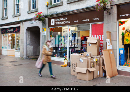 Scatole di cartone commerciali riciclate in attesa di raccolta al di fuori del negozio Mountain Warehouse Travel & camping, Dundee, Scozia. REGNO UNITO . Credit; MediaWorldImages/AlamyLiveNews Foto Stock