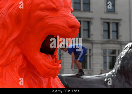 Trafalgar Square, Londra, Regno Unito. Xviii Sep, 2018. Installazione interattiva da es Devlin: Si prega di alimentazione del Lions, in Trafalgar Square Credit: Matteo Chattle/Alamy Live News Foto Stock