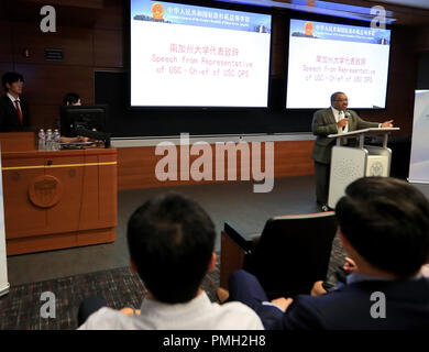 (180918) -- LOS ANGELES, Sett. 18, 2018 (Xinhua) -- John Thomas, il capo del Dipartimento per la sicurezza pubblica della University of Southern California (USC), affronta l'evento di lancio per un manuale di sicurezza rilasciato dal Consolato Generale della Repubblica popolare cinese a Los Angeles, Stati Uniti, Sett. 17, 2018. Il Consolato generale della Cina in Los Angeles ha diffuso un sussidio presso la University of Southern California (USC) lunedì per migliorare la sensibilizzazione alla sicurezza della Overseas Chinese. (Xinhua/Li Ying)(rh) Foto Stock