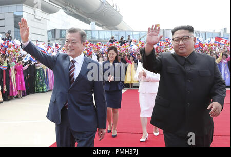 Pyeongyang, la Corea del Nord. Xviii Sep, 2018. Il Presidente sud coreano MOON JAE IN e leader della Corea del nord Kim Jong ONU per soddisfare il loro terzo vertice Pyeongyang, la Corea del Nord. Credito: Ryu Seung-Il/ZUMA filo/Alamy Live News Foto Stock