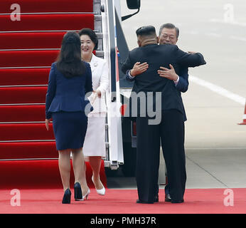 Pyeongyang, la Corea del Nord. Xviii Sep, 2018. Il Presidente sud coreano MOON JAE IN e leader della Corea del nord Kim Jong ONU abbraccio a Pyongyang il Martedì, accolto da una folla di nord coreani che includeva il leader Kim Jong-ONU la moglie, Ri Sol-ju. Credito: Ryu Seung-Il/ZUMA filo/Alamy Live News Foto Stock