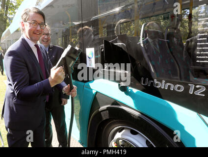 18 settembre 2018, Berlin: Andreas Scheuer (CSU), Ministro federale dei trasporti, 'rei combustibili" un bus elettrico a Innotrans railway fiera, sulle esposizioni tra il sale sotto la torre della radio. Foto: Wolfgang Kumm/dpa Foto Stock