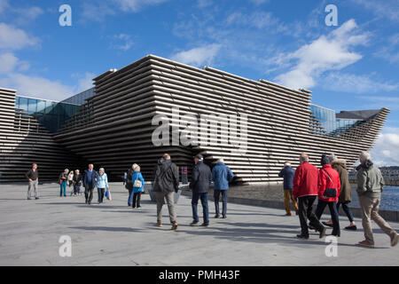 Dundee waterfront, Scozia. Regno Unito Meteo 18/09/2018. Pomeriggio di sole sul lungomare della città. Un centro internazionale di design per la Scozia - in assoluto il primo museo del design ad essere costruita nel Regno Unito al di fuori di Londra. Il V&A Dundee è alloggiato in un mondo di classe edificio nel cuore di Dundee il Riverside attrazioni. Credito; MediaWorldImages/AlamyLiveNews Foto Stock