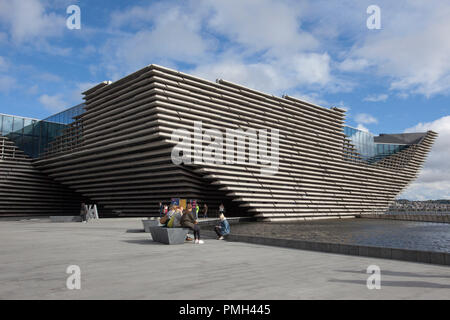 Dundee waterfront, Scozia. Regno Unito Meteo 18/09/2018. Pomeriggio di sole sul lungomare della città. Un centro internazionale di design per la Scozia - in assoluto il primo museo del design ad essere costruita nel Regno Unito al di fuori di Londra. Il V&A Dundee è alloggiato in un mondo di classe edificio nel cuore di Dundee il Riverside attrazioni. Credito; MediaWorldImages/AlamyLiveNews Foto Stock