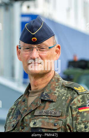 16 settembre 2018, Bassa Sassonia, Emden: Thomas Hambach, brigadiere generale del tedesco della Air Force, guarda nella telecamera per un ritratto. Dal 25 Ottobre al 7 novembre, la NATO importante esercizio "Trident frangente 2018 (TRJE 18)" si svolgerà in Norvegia. La Bundeswehr trasferimenti quasi diecimila soldati e più di 4.000 veicoli in Norvegia. Nel porto di Emden, viene caricata una nave con circa 300 veicoli e cisterne nonché 95 contenitori. Foto: Mohssen Assanimoghaddam/dpa Foto Stock