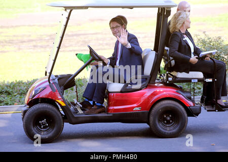 18 settembre 2018, Berlin: Andreas Scheuer (CSU), Ministro federale dei trasporti, aziona una golf car al di sopra del polo espositivo tra il sale sotto la torre della radio a Innotrans fiera rampa. Foto: Wolfgang Kumm/dpa Foto Stock