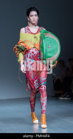 Londra, Regno Unito. Xiv Sep, 2018. Un modello di passeggiate la pista al Matty Bovan mostra alla settimana della moda di Londra. Matty Bovan, 28, laureato dalla Central Saint Martins in 2015 con un MA specializzato in Maglieria moda vetrina della sua creazione durante la London Fashion Week 2018. Credito: Rahman Hassani SOPA/images/ZUMA filo/Alamy Live News Foto Stock