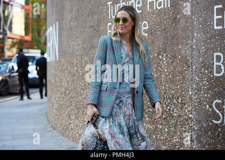 Londra, Regno Unito. Il 16 settembre 2018, Street Style, Primavera Estate 2019, London Fashion Week, UK Camila Carril arriva per la Christopher Kane visualizza Credito: Saira MacLeod/Alamy Live News Foto Stock