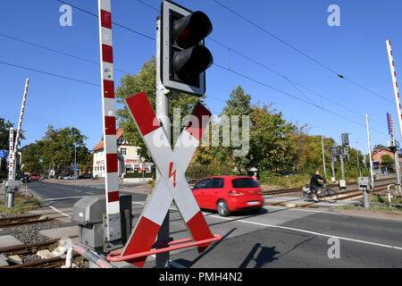 18 settembre 2018, Bassa Sassonia, Wedemark / Ot Mellendorf: un automobile per passeggeri, un ciclista e un pedone attraversare un incrocio ferroviario. Ferrovie Tedesche, ADAC e Polizia Federale pubblicizzare una campagna per la sicurezza a livello di valichi di frontiera nei pressi di una stazione ferroviaria. Grazie a regolari di incidenti e di situazioni pericolose in corrispondenza di passaggi a livello, la ferrovia in Bassa Sassonia e di Brema è la sostituzione di più e più incroci con gallerie e ponti. Foto: Holger Hollemann/dpa Foto Stock