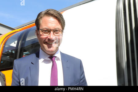 18 settembre 2018, Berlin: Andreas Scheuer (CSU), Ministro federale dei trasporti, apre la ferrovia Innotrans fiera commerciale con un tour del centro fieristico tra il sale sotto la torre della radio. Foto: Wolfgang Kumm/dpa Foto Stock