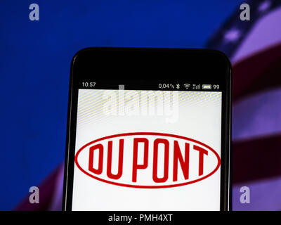 Kiev, Ucraina. Xvi Sep, 2018. Conglomerato di DuPont Company logo che si vede visualizzato su un telefono intelligente. E. I. du Pont de Nemours and Company, a cui viene comunemente fatto riferimento come la DuPont è una conglomerata americana che è stata fondata nel luglio 1802 Credit: Igor Golovniov SOPA/images/ZUMA filo/Alamy Live News Foto Stock