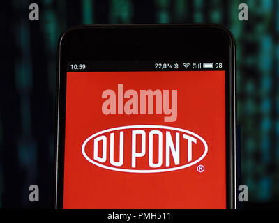 Kiev, Ucraina. Xvi Sep, 2018. Conglomerato di DuPont Company logo che si vede visualizzato su un telefono intelligente. E. I. du Pont de Nemours and Company, a cui viene comunemente fatto riferimento come la DuPont è una conglomerata americana che è stata fondata nel luglio 1802 Credit: Igor Golovniov SOPA/images/ZUMA filo/Alamy Live News Foto Stock