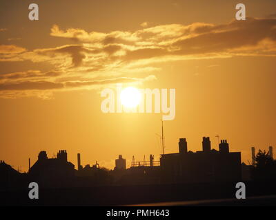 Sheerness, Kent, Regno Unito. Xviii Sep, 2018. Regno Unito Meteo: un tramonto dorato in Sheerness, Kent. Credito: James Bell/Alamy Live News Foto Stock