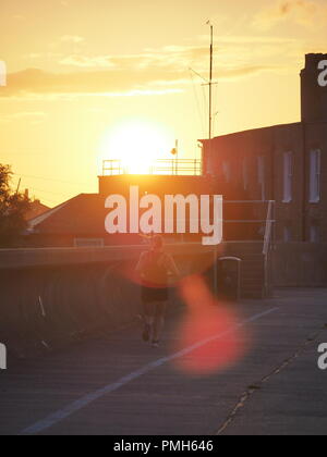 Sheerness, Kent, Regno Unito. Xviii Sep, 2018. Regno Unito Meteo: un tramonto dorato in Sheerness, Kent. Credito: James Bell/Alamy Live News Foto Stock