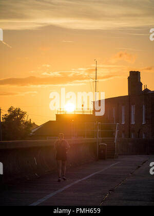 Sheerness, Kent, Regno Unito. Xviii Sep, 2018. Regno Unito Meteo: un tramonto dorato in Sheerness, Kent. Credito: James Bell/Alamy Live News Foto Stock