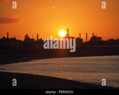 Sheerness, Kent, Regno Unito. Xviii Sep, 2018. Regno Unito Meteo: un tramonto dorato in Sheerness, Kent. Credito: James Bell/Alamy Live News Foto Stock